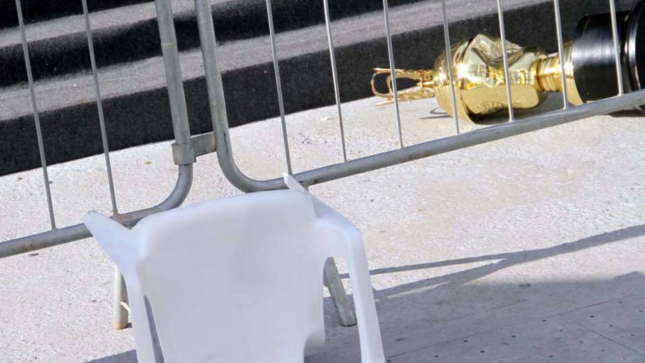 Troféu danificado após confusão durante apuração do Carnaval de São Paulo Troféu danificado após confusão durante apuração do Carnaval de São Paulo