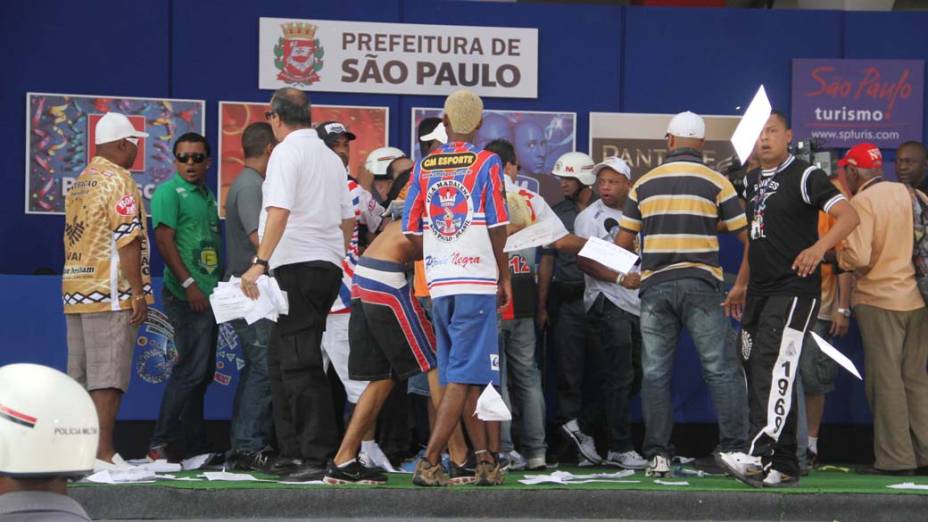 Tumulto durante confusão na apuração do Carnaval em São Paulo Tumulto durante confusão na apuração do Carnaval em São Paulo