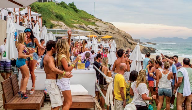 Frequentadores do Aqueloo Beach Club pagam a partir de 90 (mulheres) e 250 reais (homens) para passar um dia na área vip
