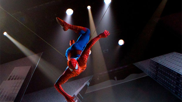 Cena do musical 'Homem-Aranha' em cartaz na Broadway