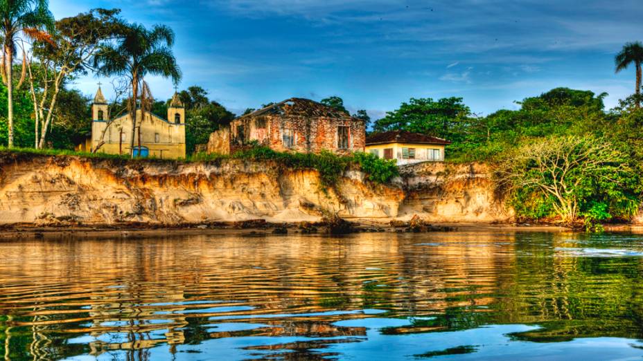 Ararapira, a “Cidade Fantasma”, é um vilarejo localizado no município de Guaraqueçaba, litoral norte do Paraná