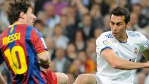 O defensor Arbeloa, do Real Madrid, divide lance com Messi, do Barcelona