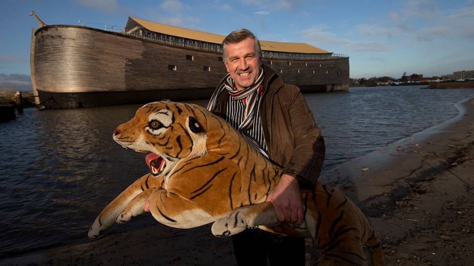 Holandês Johan Huibers posa com réplica de um tigre em frente ao barco que construiu como homenagem à "Arca de Noé". O barco tem o dobro do tamanho da arca descrita na Bíblia