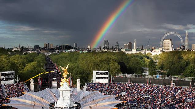 Arco-íris é visto durante homenagem à Rainha Elizabeth II no Jubileu de Diamante