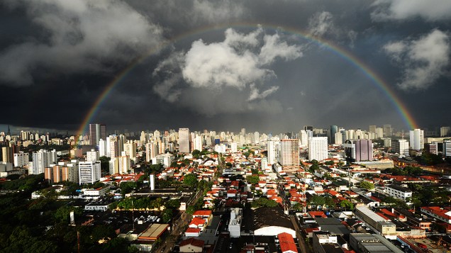 Arco Íris visto no Centro de São Paulo (SP), nesta quarta-feira (13)