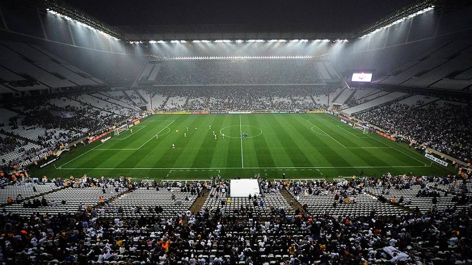 Torcida do Corinthians acompanha a primeira partida oficial em sua nova casa