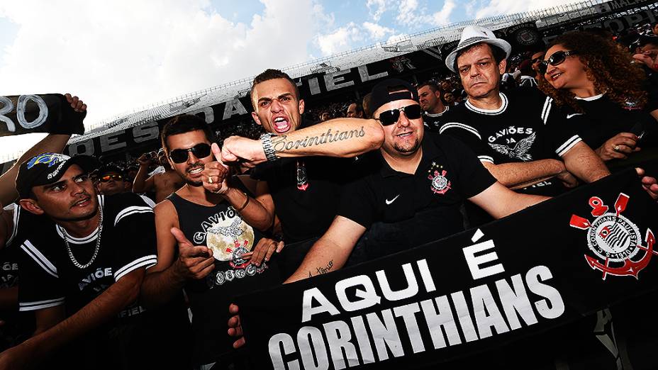 Torcida do Corinthians acompanha a primeira partida oficial em sua nova casa