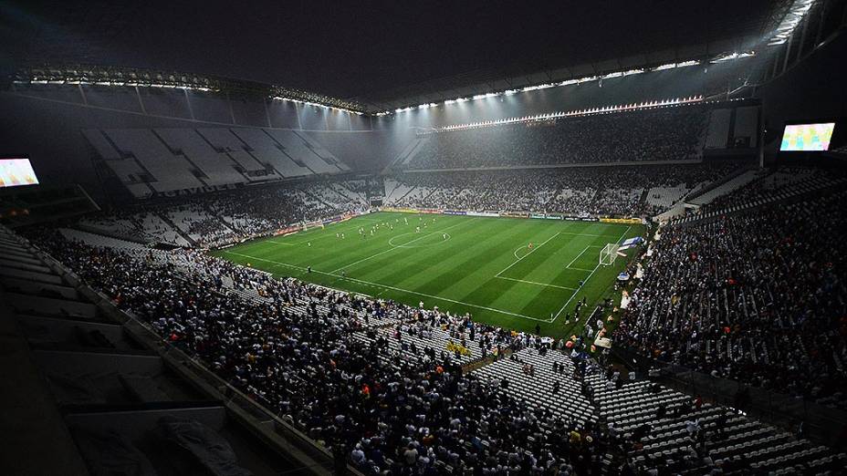 Torcida do Corinthians acompanha a primeira partida oficial em sua nova casa