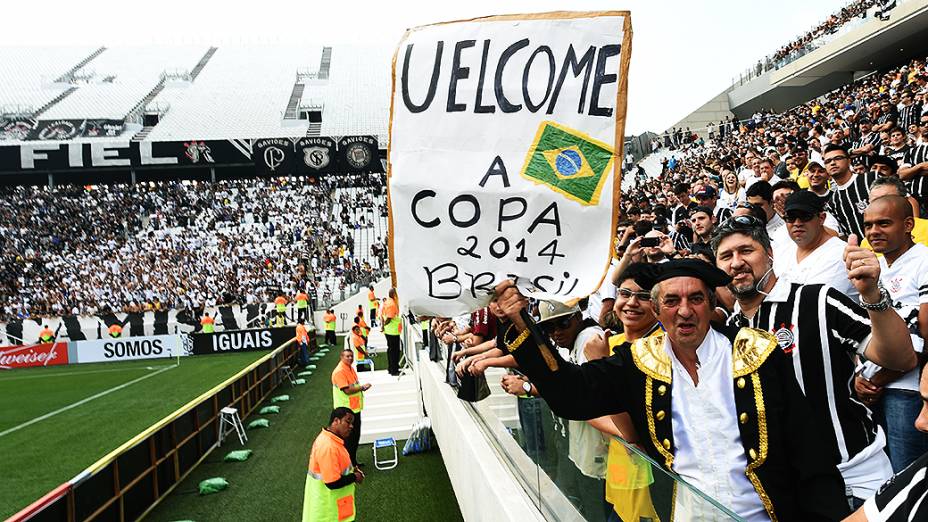 Torcida do Corinthians acompanha a primeira partida oficial em sua nova casa