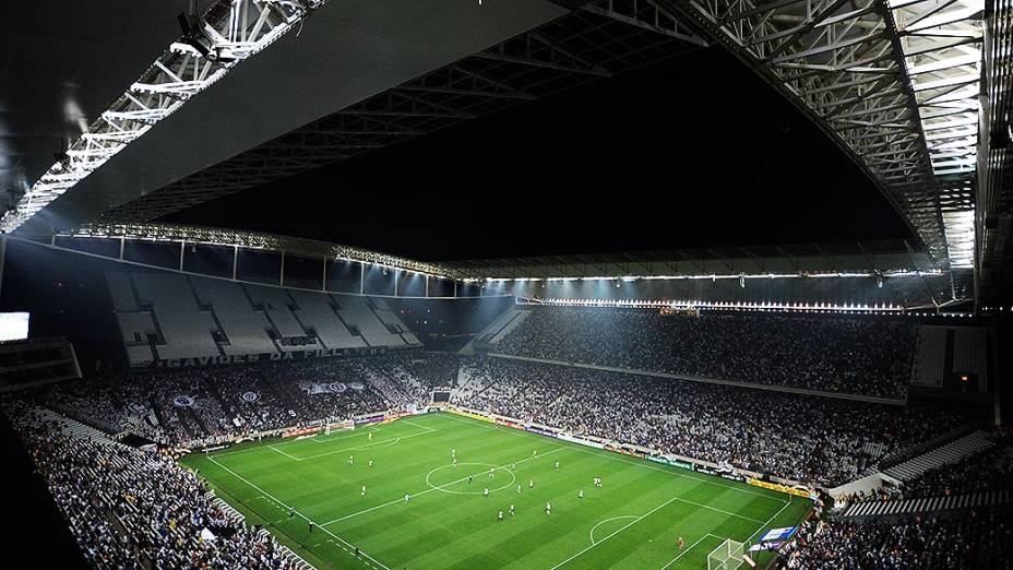 Torcida do Corinthians acompanha a primeira partida oficial em sua nova casa