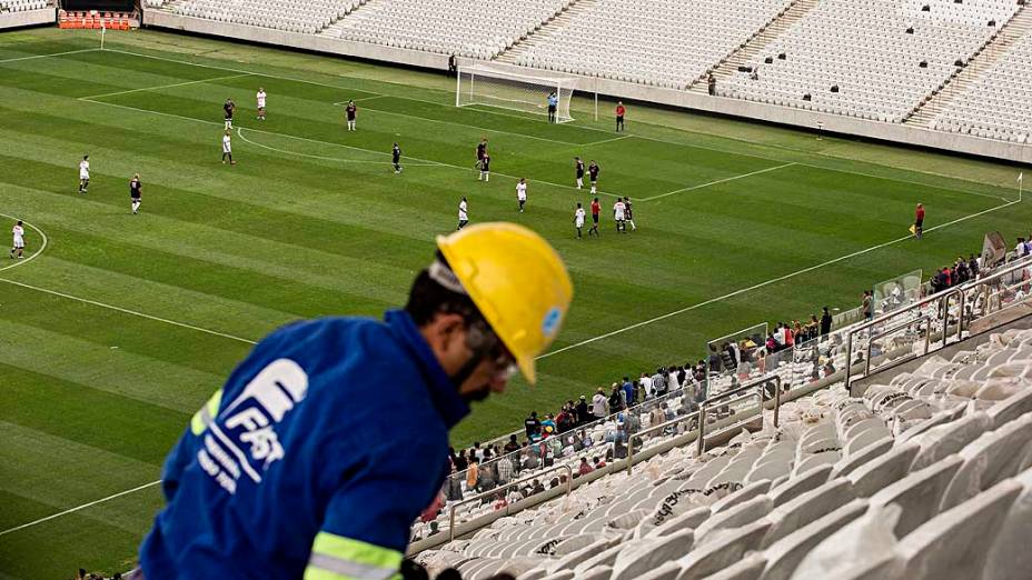 Jogo teste no Itaquerão entre operários que trabalham na construção do estádio, que será sede da abertura da Copa-2014