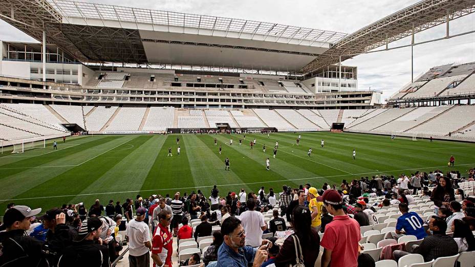 Jogo teste no Itaquerão entre operários que trabalham na construção do estádio, que será sede da abertura da Copa-2014