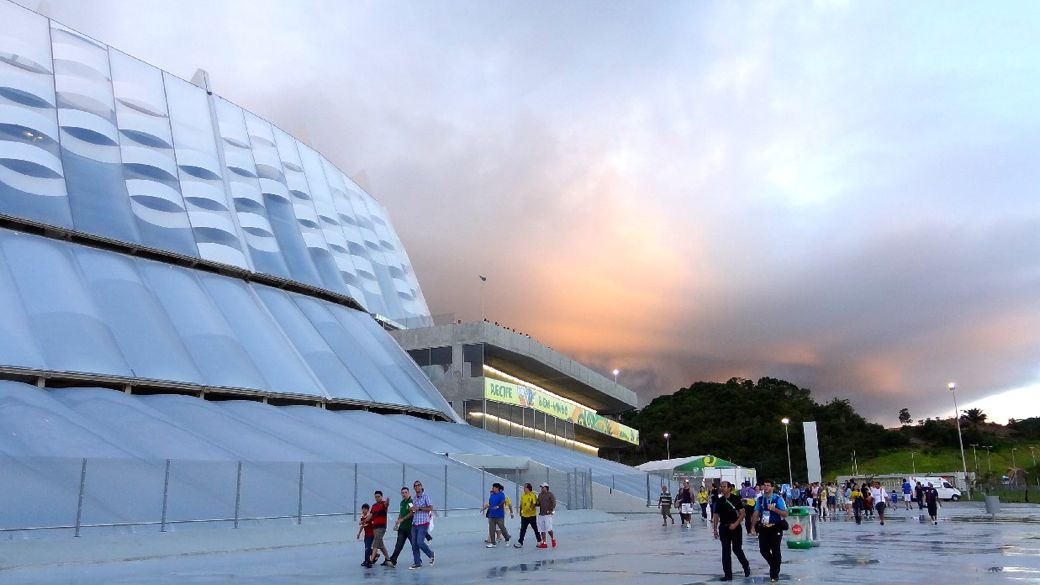 A fachada futurista da Arena Pernambuco e a chegada dos torcedores na Copa das Confederações: acesso difícil