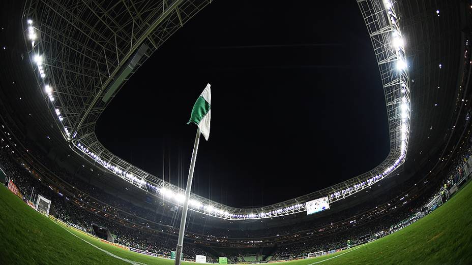 Torcida aguarda dentro do estádio o início da partida que inaugura a Arena Palmeiras