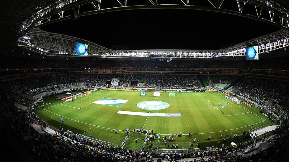 Torcida aguarda dentro do estádio o início da partida que inaugura a Arena Palmeiras