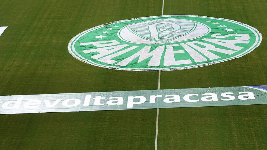 Torcedores prestam homenagem ao time do Palmeiras durante partida de inauguração do novo estádio, em São Paulo