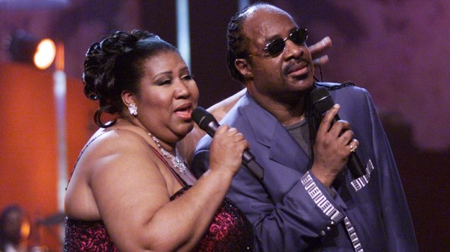 Aretha Franklin recebe Stevie Wonder, como convidado surpresa em seu show de Nova York, em 2001