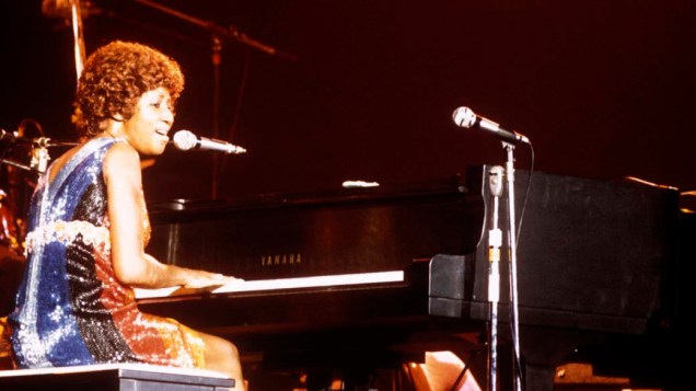 Aretha Franklin tocando piano em seu show de 1973