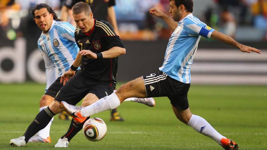 Lance entre Javier Mascherano e Bastian Schweinsteiger durante partida entre Argentina e Alemanha nas quartas de final de 2010