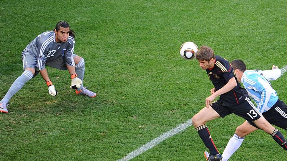 Thomas Mueller cabeceia para marcar gol nas quartas de final entre Alemanha e Argentina na Copa de 2010