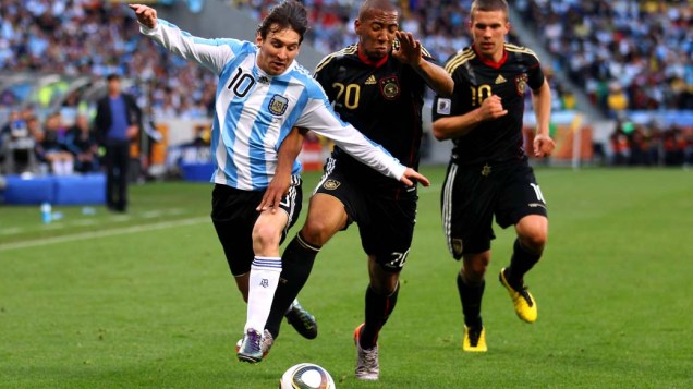 Messi em lance com a defesa da Alemanha durante partida das Quartas de Final entre Argentina e Alemanha
