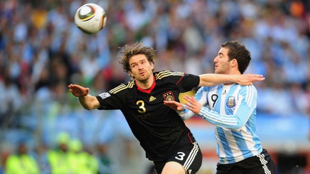 Lance entre Gonzalo Higuain e Arne Friedrich durante partida das Quartas de Final entre Argentina e Alemanha
