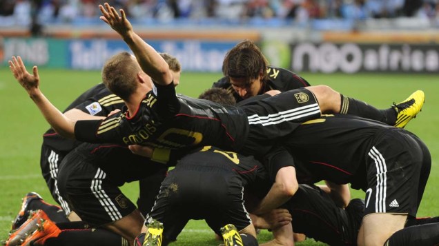 Jogadores da Alemanha comemoram gol contra a Argentina