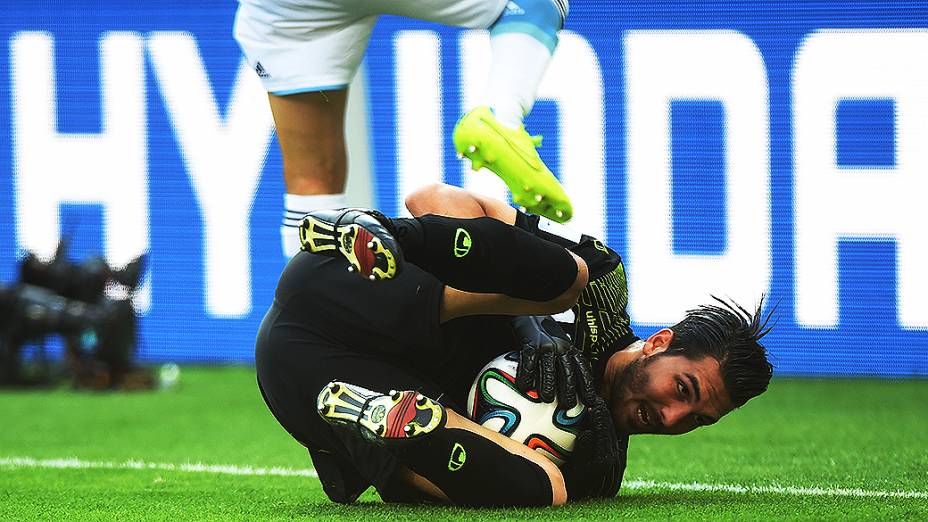 O goleiro iraniano Alireza Haghighi defende a bola no jogo contra a Argentina