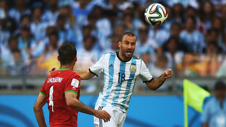 O argentino Palacio cabeceia a bola no jogo contra o Irã