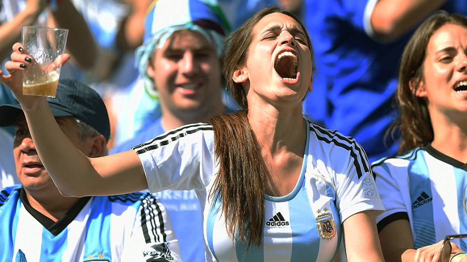 Argentinos comparecem no Mineirão para o jogo contra o Irã, em Belo Horizonte
