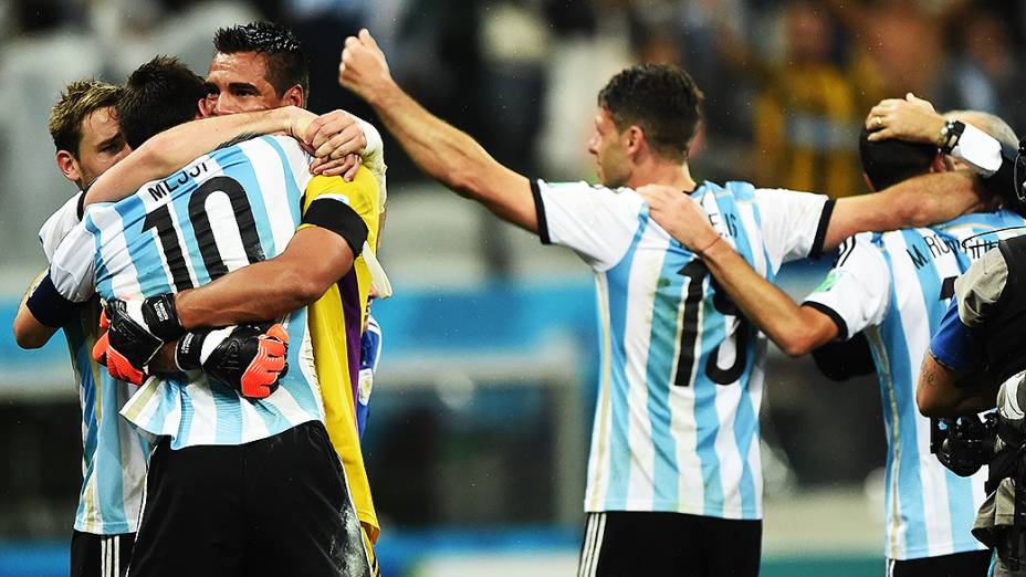 Jogadores da Argentina comemoram classificação para a final da Copa do Mundo após vencer a Holanda, no Itaquerão em São Paulo