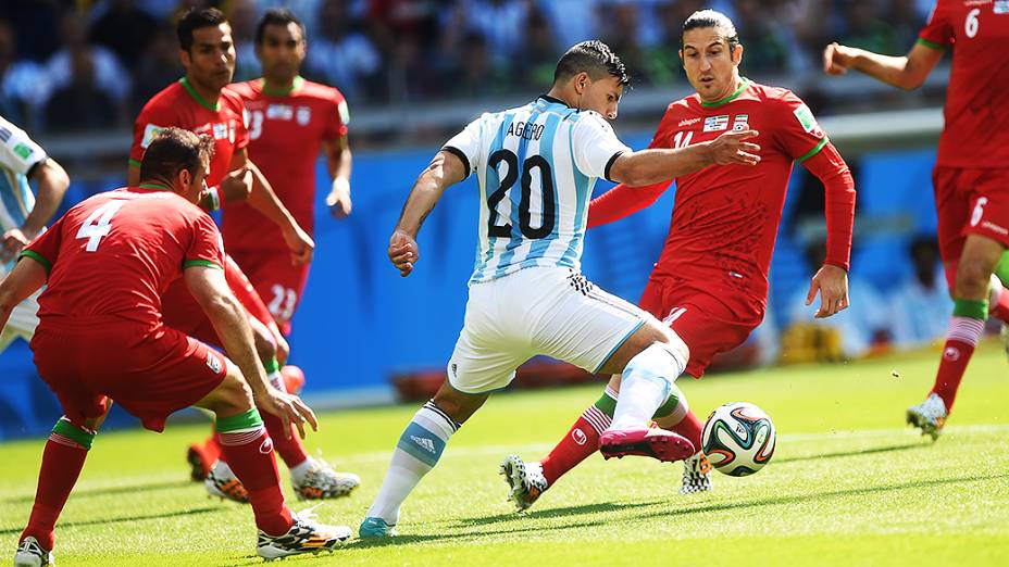 O argentino Agüero é marcado por três jogadores do Irã no Mineirão, em Belo Horizonte