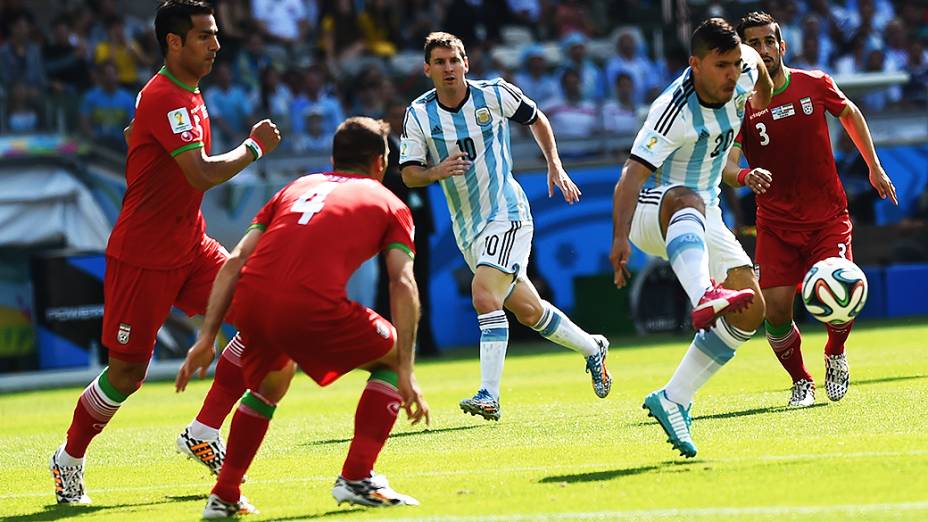 O argentino Agüero domina a bola no jogo contra o Irã no Mineirão, em Belo Horizonte