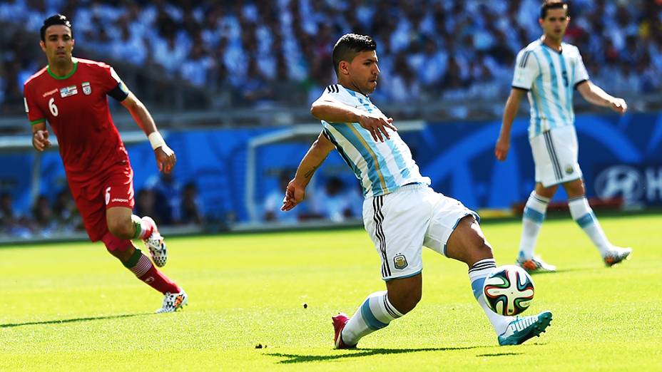 O argentino Agüero toca a bola no jogo contra o Irã no Mineirão, em Belo Horizonte