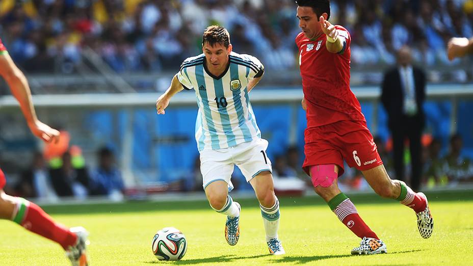 Messi, da Argentina, é marcado pelo jogador do Irã no Mineirão, em Belo Horizonte