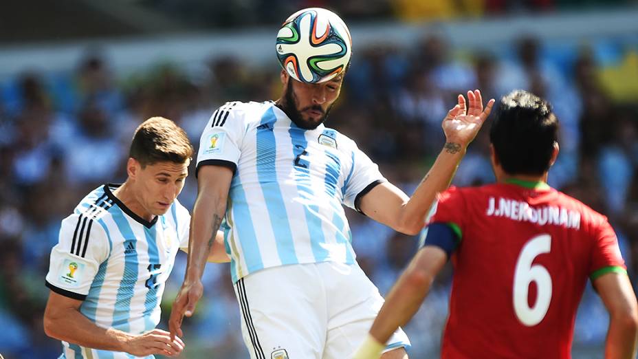 O argentino Garaym cabeceia a bola no jogo contra o Irã no Mineirão, em Belo Horizonte