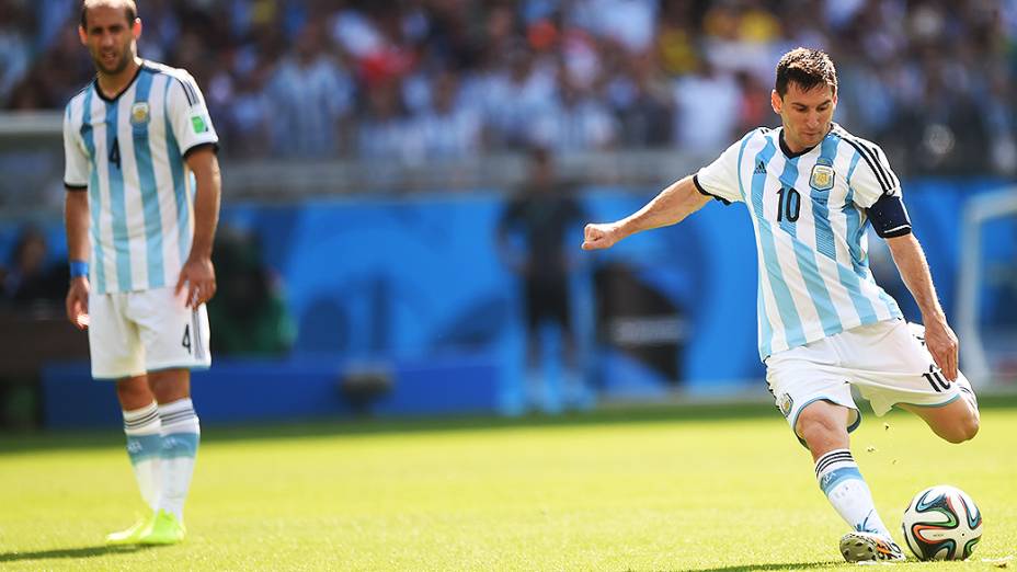 Messi cobra falta para a Argentina no jogo contra o Irã no Mineirão, em Belo Horizonte