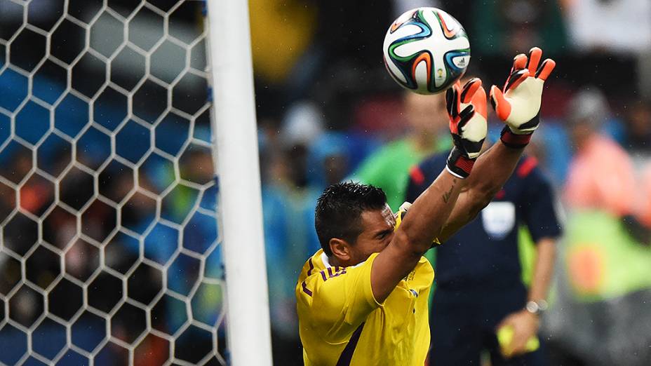 O goleiro argentino Romero defende pênalti no jogo contra a Holanda no Itaquerão, em São Paulo