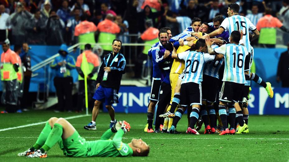 Jogadores da Argentina comemoram classificação para a final da Copa do Mundo após vencer a Holanda, no Itaquerão em São Paulo