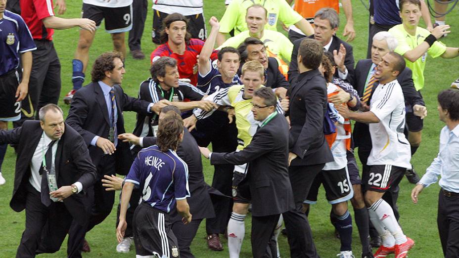 Argentina e Alemanha entram em confronto após partida das quartas de final da Copa do Mundo em 2006, no Estádio Olímpico de Berlim, Alemanha