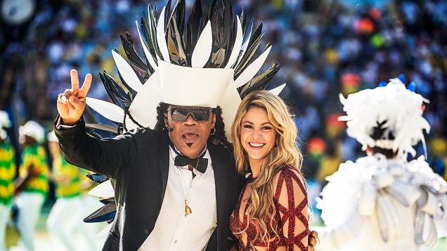 Carlinhos Brown e Shakira durante a cerimônia de encerramento da Copa do Mundo no Maracanã, no Rio