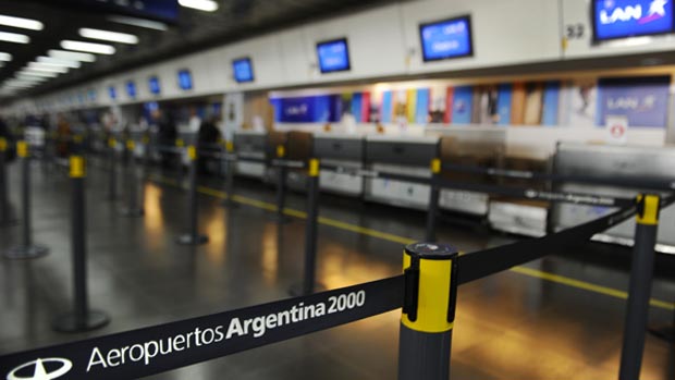 Os voos domésticos e internacionais dos dois principais aeroportos da Argentina foram suspensos na manhã desta terça-feira