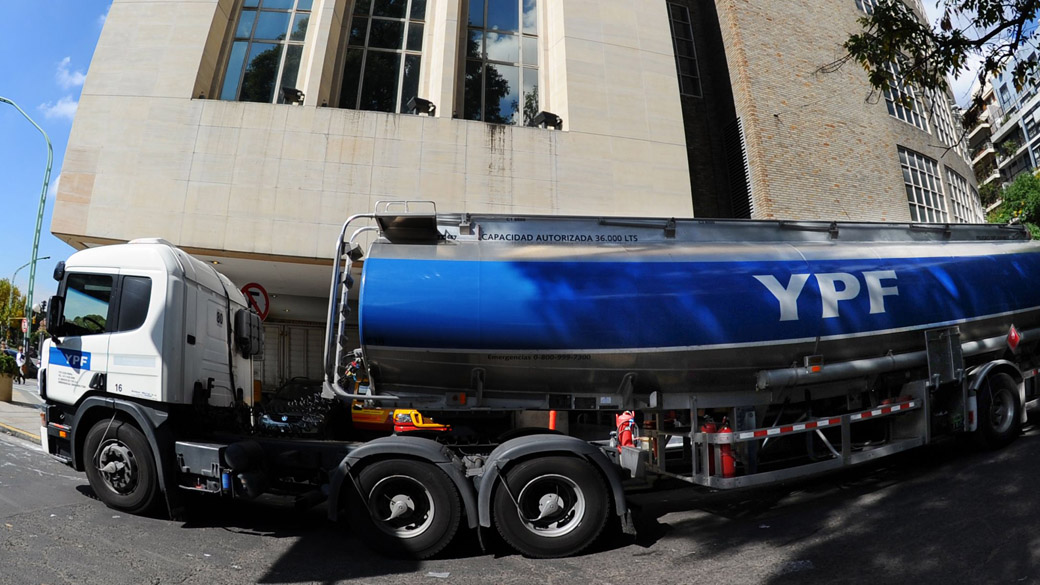 Caminhão de combustível da YPF em Buenos Aires, na Argentina