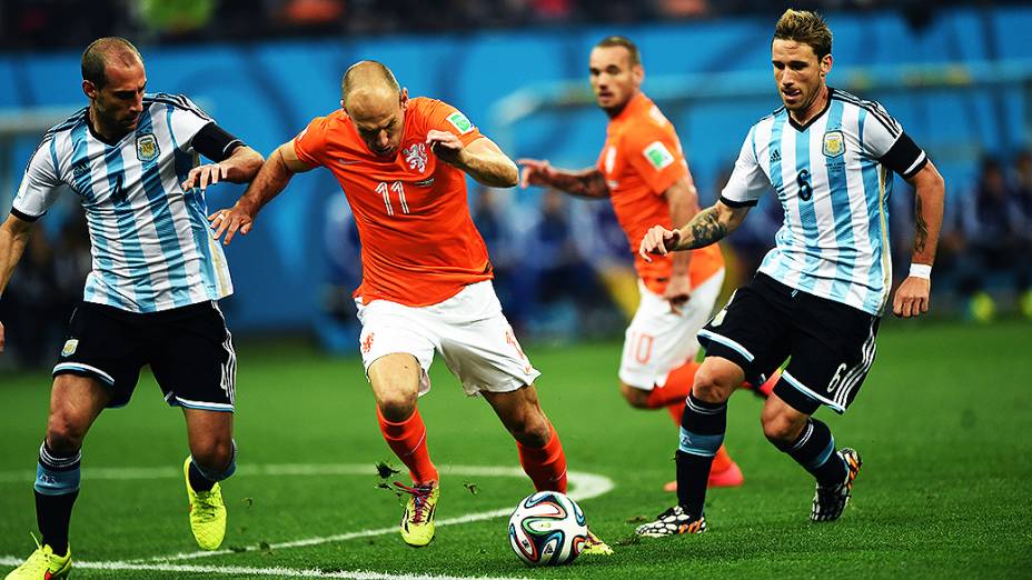 O holandês Robben é marcado por dois jogadores da Argentina no Itaquerão, em São Paulo