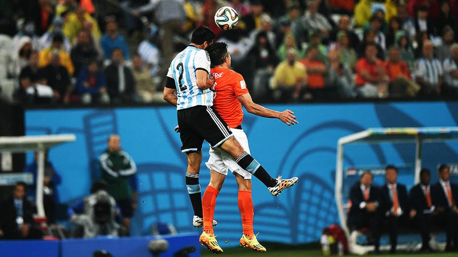 Jogadores disputam a bola de cabeça no jogo entre Holanda e Argentina no Itaquerão, em São Paulo