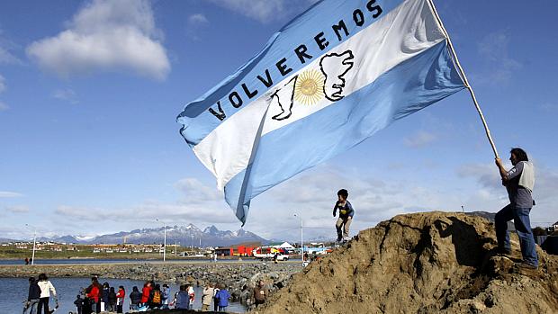 Veteranos de guerra argentinos erguem bandeira "Volveremos" (Voltaremos) no 25º aniversário do conflito com a Grã-Bretanha, em 2007