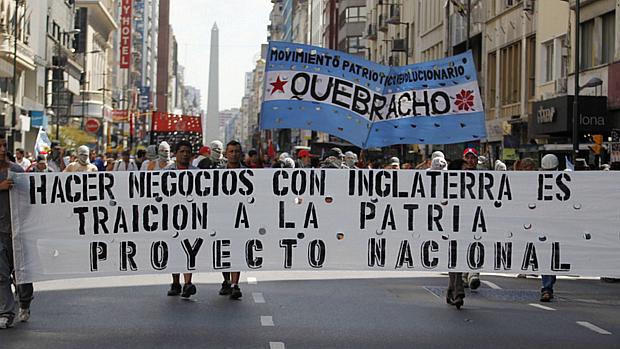 Manifestantes argentinos protestam contra a Grã-Bretanha em Buenos Aires