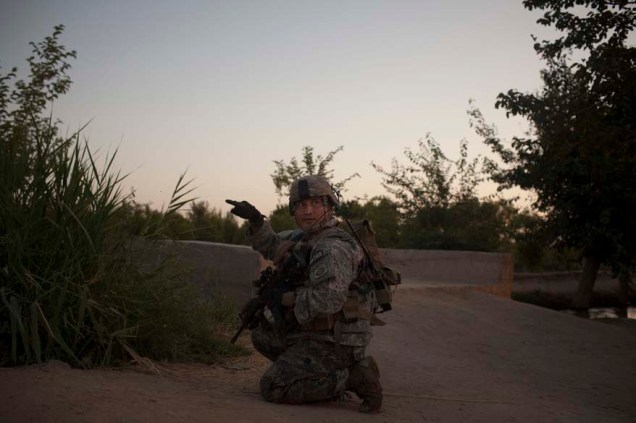 Durante patrulha, soldado faz sinal para indicar suspeita nos arreadores de Arghandab