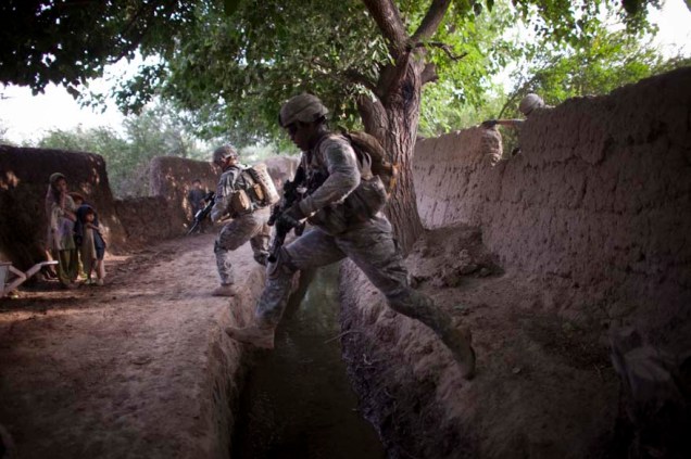 Durante patrulha em Arghandab, soldados pulam sobre vala de irrigação