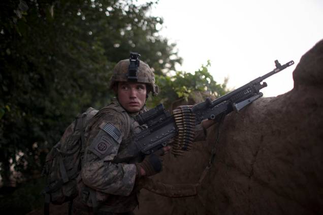 Soldado americano realiza patrulha em Arghandab